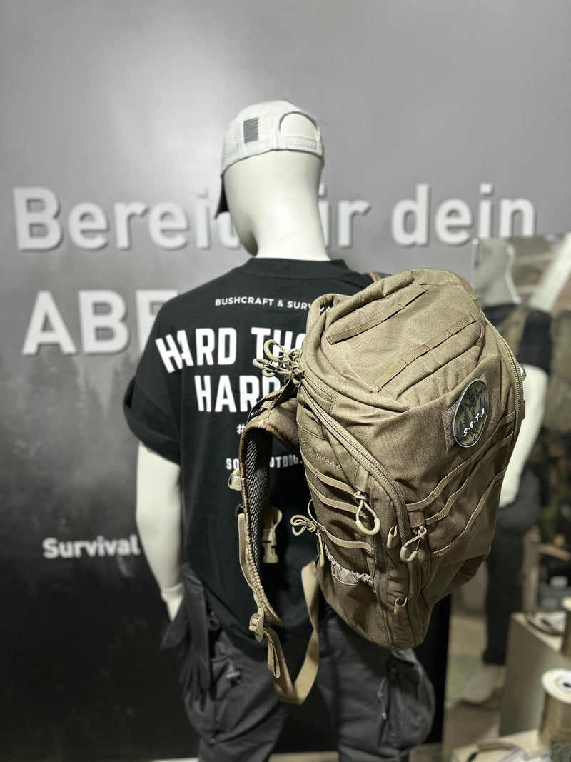 Laden Sie das Bild in Galerie -Viewer, {SOTA Edition - T-Shirt &quot;Hard Thoughts &amp; Hard Things&quot; Bushcraft T-Shirt
